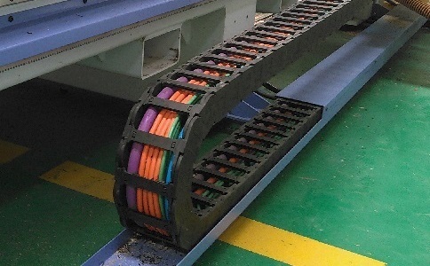 電纜、氣管、水管都可置于拖鏈中